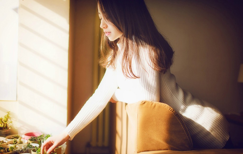 “三弟何故回来？”看到此人，诸葛亮神色一动，沉声道：“可是蜀中有新的消息？”